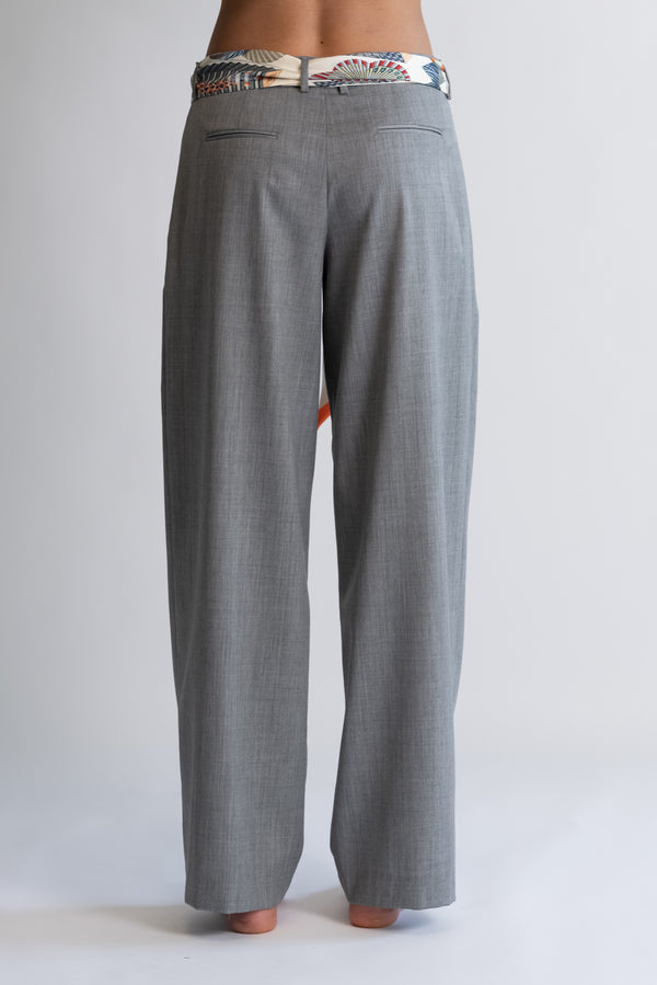 Pantalone fresco lana taglio dritto.