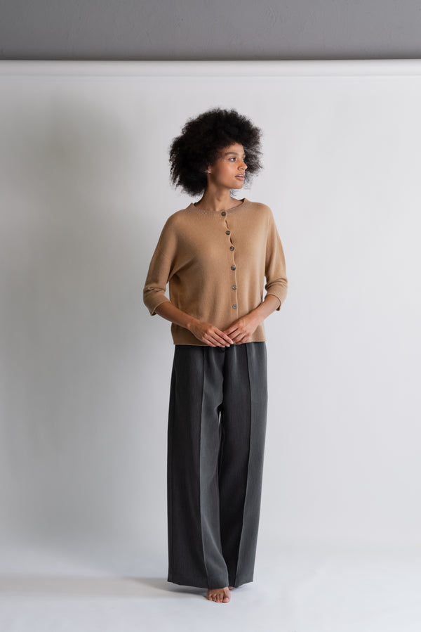 Pantalone largo con nervatura davanti.