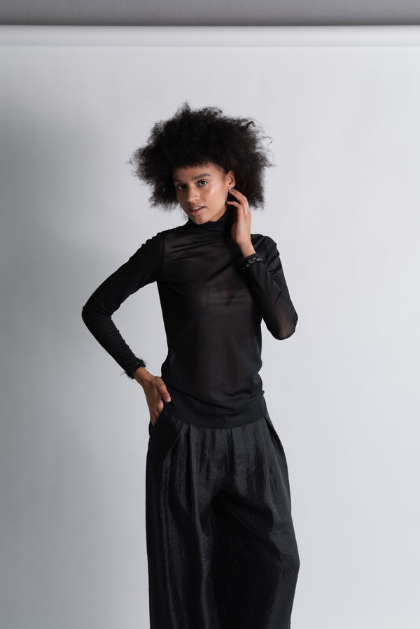 Pantalone largo con pence.